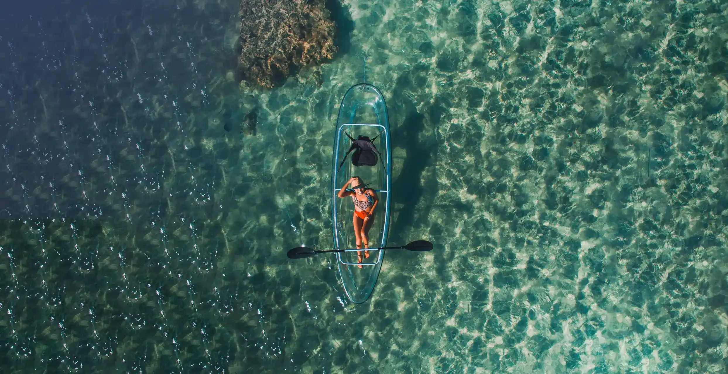 Bicicleta aquática em águas cristalinas